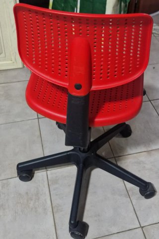 Silla de escritorio roja con base negra