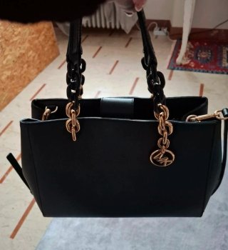Borsa Michael Kors nera con dettagli oro