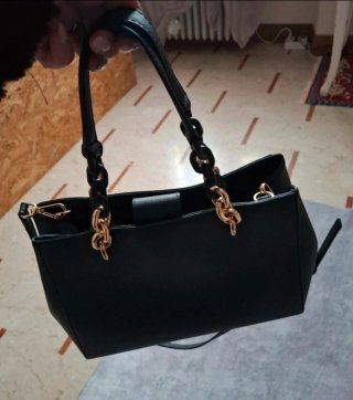 Borsa Michael Kors nera con dettagli oro