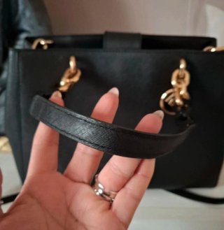 Borsa Michael Kors nera con dettagli oro