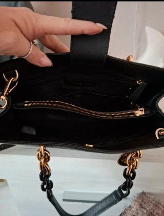 Borsa Michael Kors nera con dettagli oro