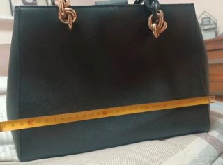 Borsa Michael Kors nera con dettagli oro