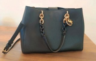 Borsa Michael Kors nera con dettagli oro