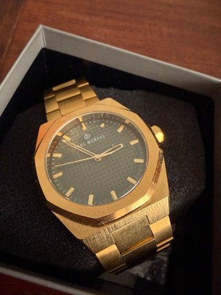 Reloj Paul McNeal Dorado