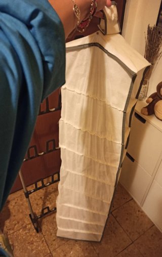 Scarpiera da appendere in tessuto.