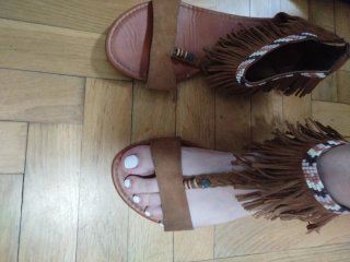 Sandalias de mujer con flecos y abalorios