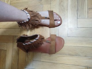 Sandalias de mujer con flecos y abalorios