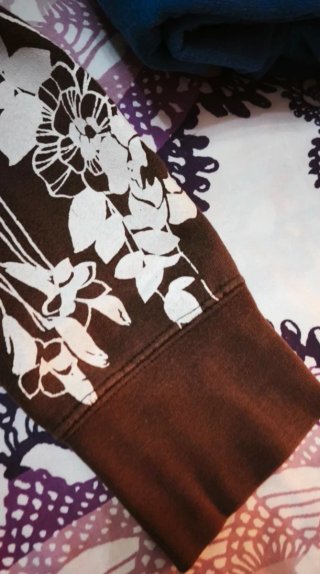 Chaqueta con estampado floral marrón