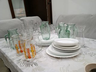 Set de 12 Jarras de Cristal y bandejas
