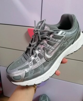 Zapatillas Nike P6000 Grises y Plateadas