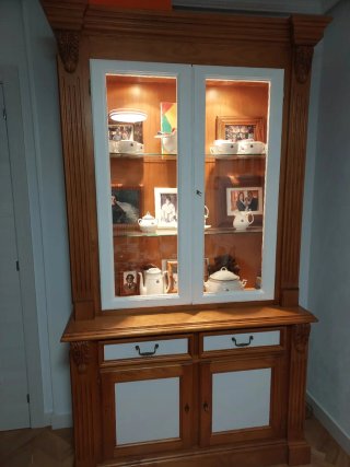 Vitrina de madera y cristal