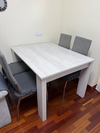 Mesa comedor madera blanca y sillas
