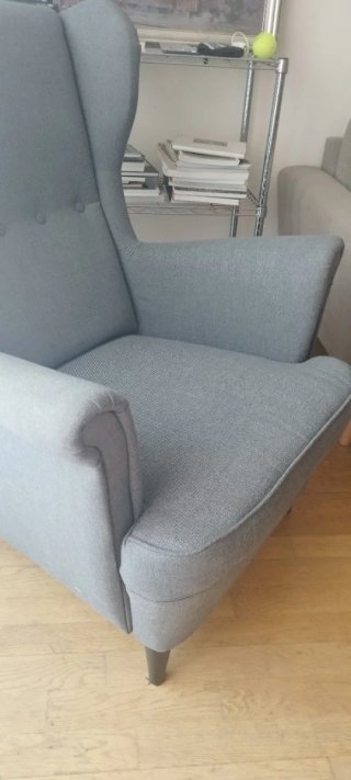 Sillón orejero Strandom Ikea gris oscuro