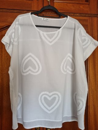 Blusón Oversize Blanco con Corazones
