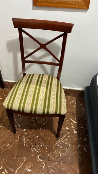 Silla de Madera con Tapizado Clásico