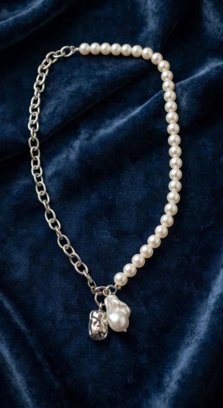 Collar de perlas y cadena plateada