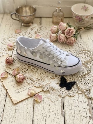 Scarpe da ginnastica bianche con decorazioni