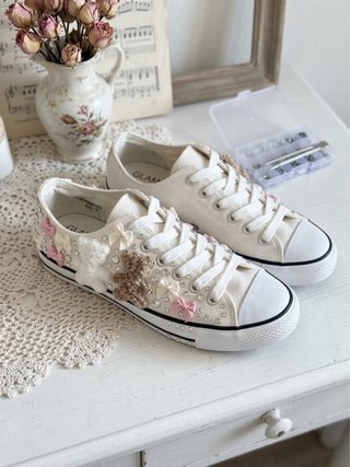 Scarpe da ginnastica bianche con decorazioni