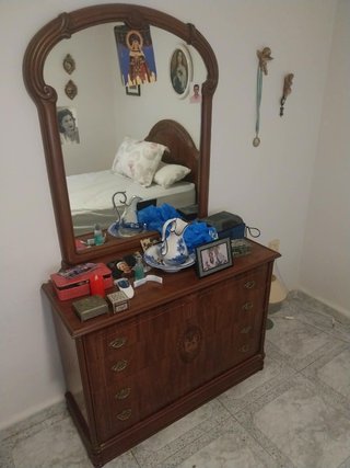 Cómoda antigua de madera