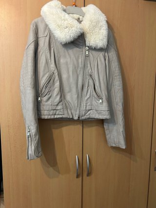 Chaqueta de cuero beige con cuello de pelo