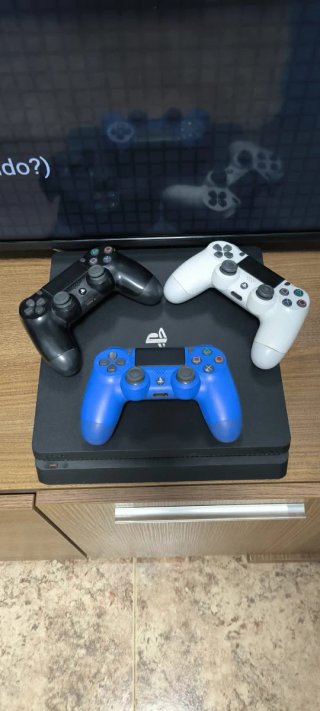 PS4 500GB + 3 Mandos