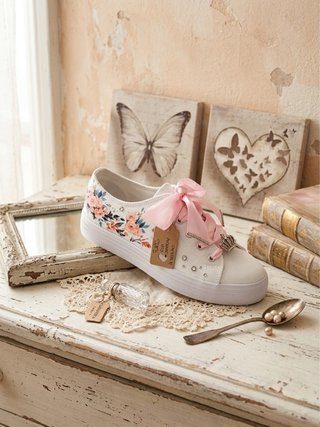 Scarpe da ginnastica bianche con fiori rosa