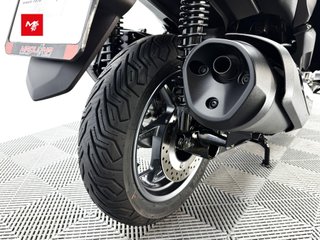 YAMAHA X-MAX 300 TECH MAX + 2025 2232 kms.