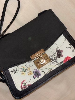 Bolso Negro con Estampado Floral