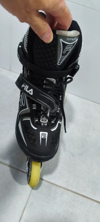 Patines en línea Fila con protecciones y casco.