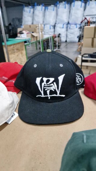 Gorra Violadores del Verso Negra