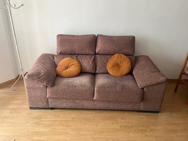 Sofá y mesa comedor con 6 sillas