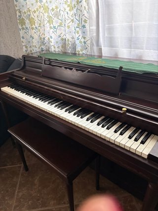 Piano vertical madera oscura