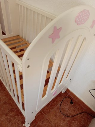 Cuna de madera blanca