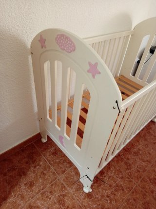 Cuna de madera blanca