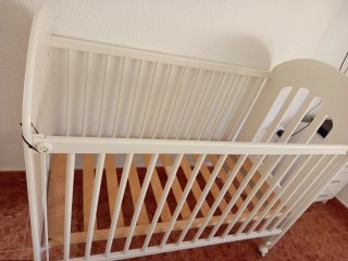 Cuna de madera blanca