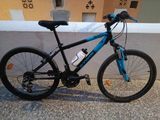 Bicicleta de niño azul y negra BTWIN Rockrider 24"