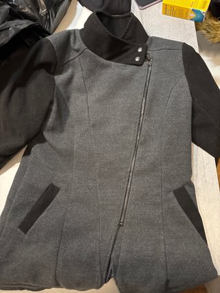 Abrigo elegante gris y negro
