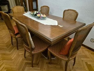 Mesa de comedor antigua de madera