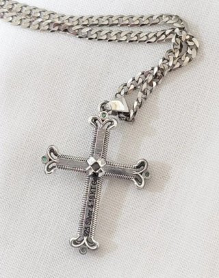 Collar de Plata y Oro con Colgante de Cruz