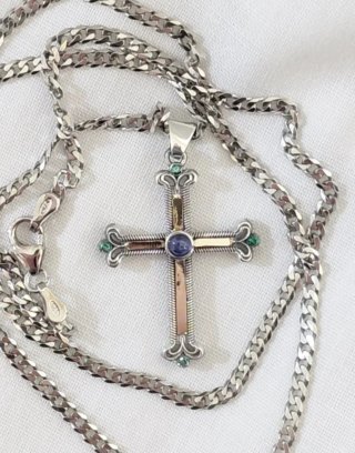 Collar de Plata y Oro con Colgante de Cruz