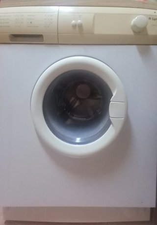 Lavadora blanca frontal de 4,5 kilos de carga
