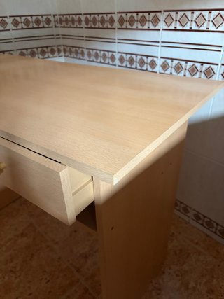 Escritorio de madera con cajón y bandeja