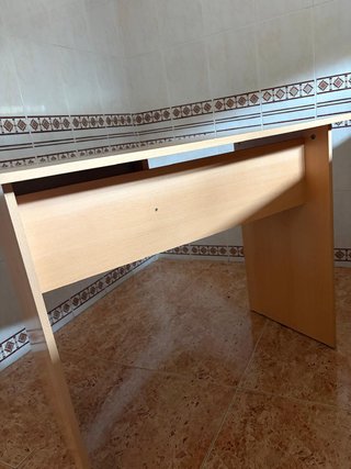 Escritorio de madera con cajón y bandeja