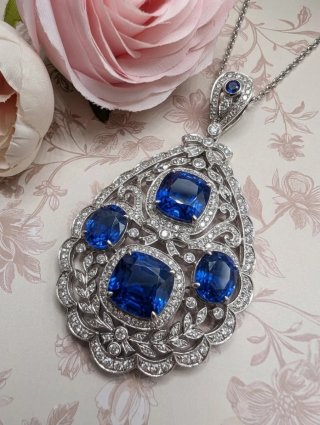 Colgante de oro, Zafiros y diamantes
