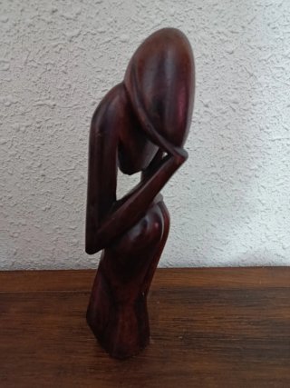 Figura El Pensador de Madera