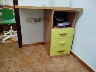 Escritorio de Madera con Cajonera