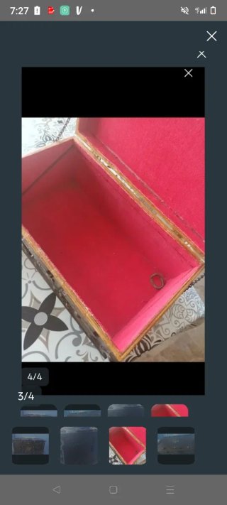 Baúl antiguo de madera con detalles dorados