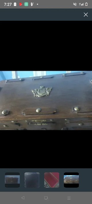 Baúl antiguo de madera con detalles dorados