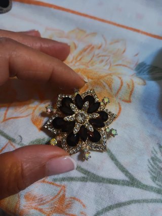 Spilla elegante fiore oro e nero