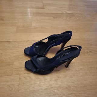 Zapatos de tacón Lorena Carreras azul mujer.